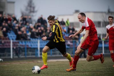 Damian Kupisz (na zdjęciu z lewej) wzmocnił Karpaty Krosno (fot. Robert Bierwiczonek / Magazyn Piłkarz)