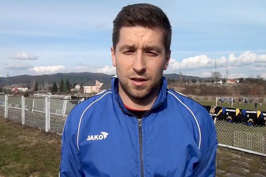 Damian Niemczyk pomaga Zarszynowi występowami na boisku (fot. youtube.com / tvPodkarpacie))