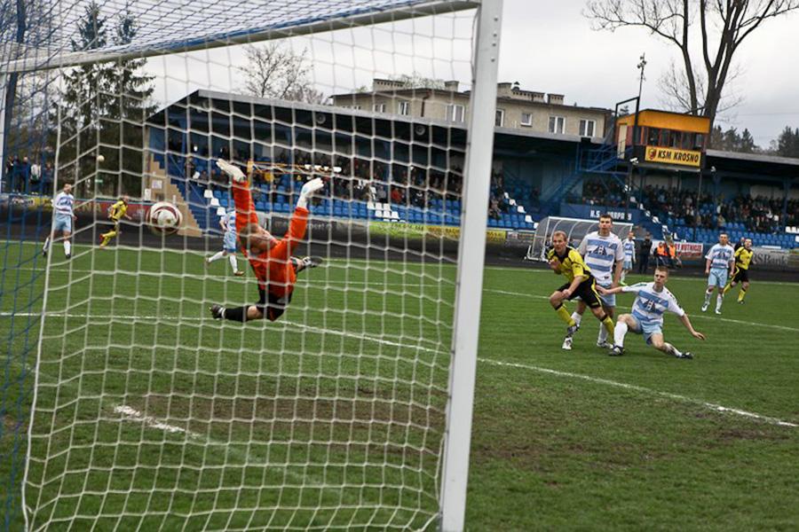 Damian Albrycht jeszcze w barwach Karpat Krosno, w trakcie interwencji.