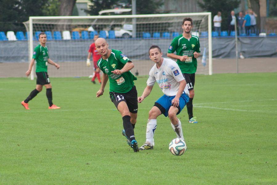 Damian Jędryas (na zdjęciu w biało-niebieskiej koszulce) doznał kontuzji jeszcze w lutym. Wczoraj wrócił wreszcie na boisko... (fot. stalrzeszow.pl)