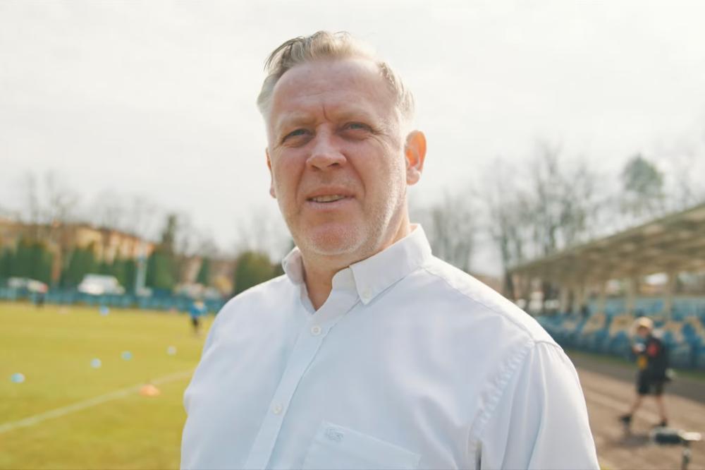 Na zdjęciu Daniel Purzycki, szkoleniowiec Stali Kraśnik (fot. youtube.com / FKS Stal Kraśnik)
