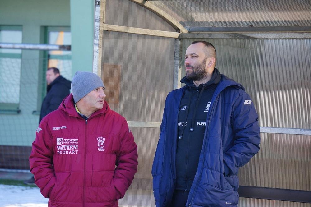 Daniel Bartkowski (po prawej) prowadził Koronę Rzeszów w sześciu meczach i zdobył tylko jeden punkt. (fot. Kuba Noworól)