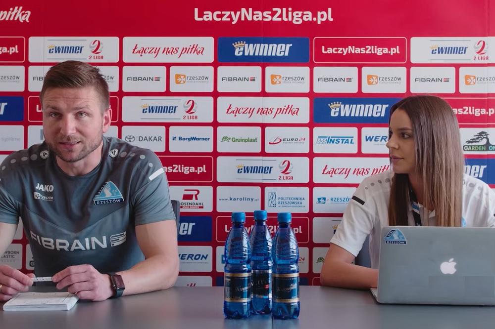 Daniel Myśliwiec i Paulina Nowicka na konferencji prasowej po meczu Stali Rzeszów z Garbarnią Kraków. (fot. Stal Rzeszów)