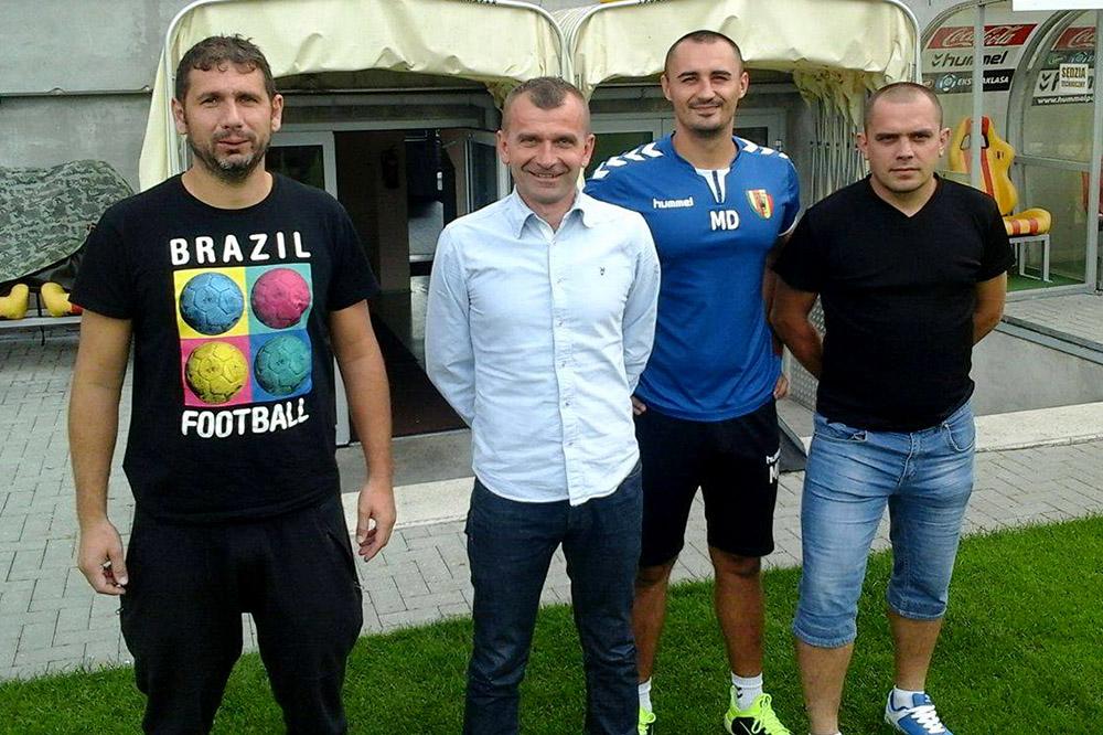 Dariusz Bugiel na zdjęciu z prawej. Na zdjęciu od lewe Jacek Kubicki oraz Sławomir Grzesik - asystenci Tomasza Wilmana w Koronie Kielce - oraz Michał Dutkiewicz, trener przygotowania fizycznego.
