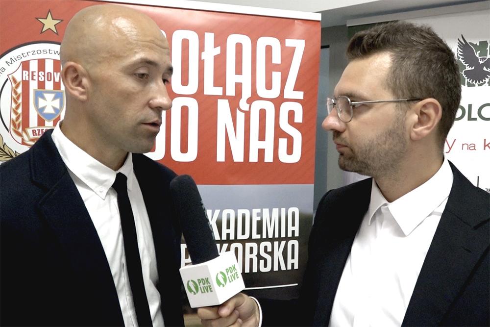 Na zdjęciu Dariusz Jęczkowski, dyrektor sportowy SMS Resovia (z lewej), oraz Mateusz Decowski (fot. youtube.com/podkarpacielive)