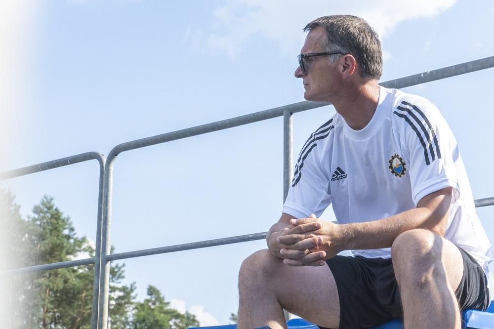 Dariusz Skrzypczak w tym sezonie debiutuje w roli pierwszego trenera w Ekstraklasie. Jest trenerem PGE FKS Stali Mielec. (fot. Stal Mielec)