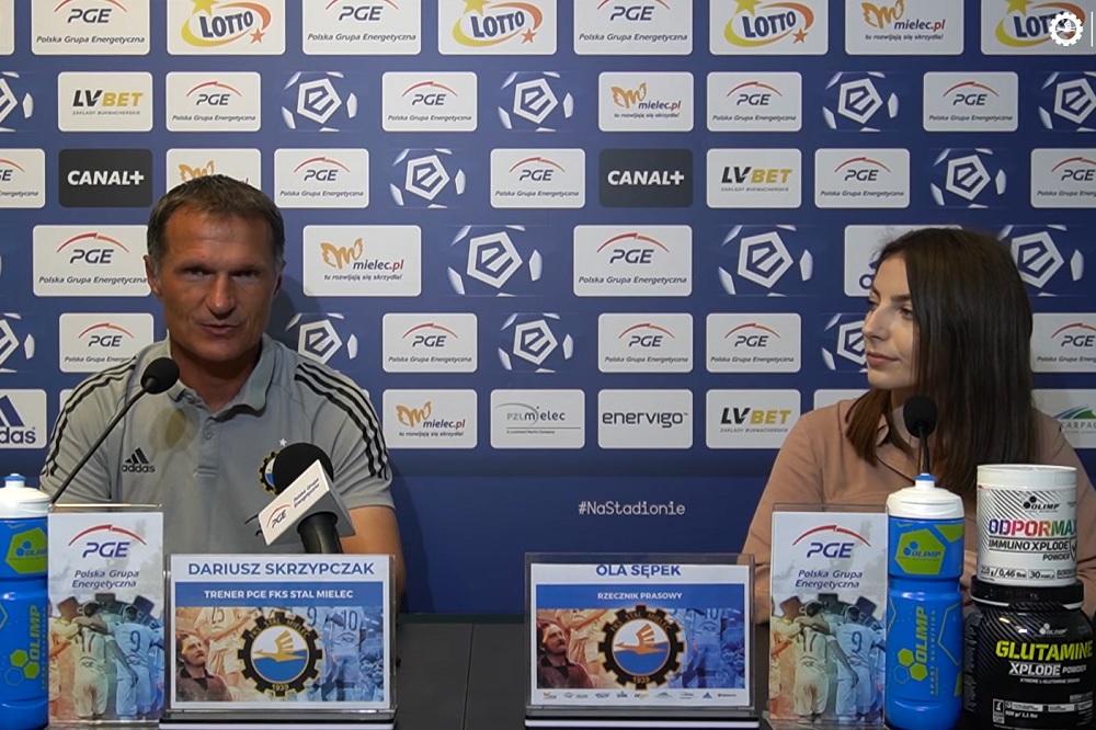 Dariusz Skrzypczak i Ola Sępek na konferencji prasowej przed meczem z Lechią Gdańsk. (fot. Stal Mielec)