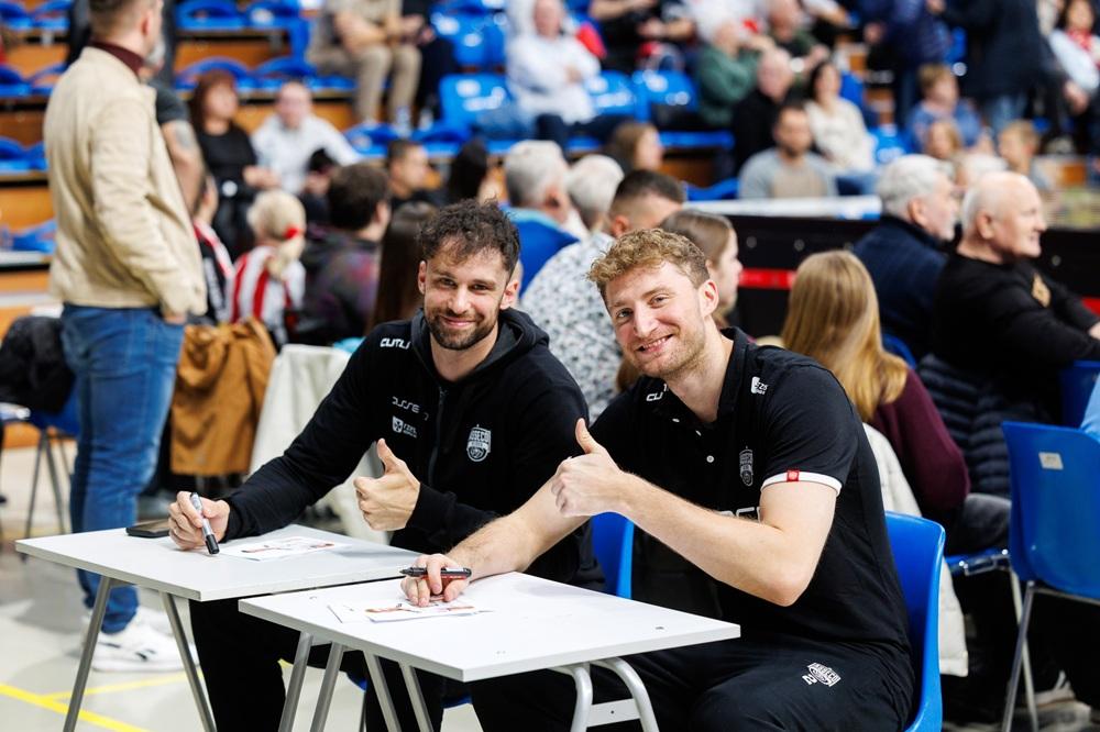 Dawid Woch (po lewej stronie Beau Graham) nie pojawi się na parkietach PlusLigi w tym sezonie. Fot. Asseco Resovia Rzeszów