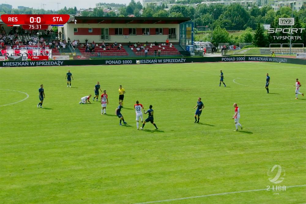 Stal Rzeszów (niebieskie stroje) wywalczyła punkt na stadionie Resovii (fot. sport.tvp.pl)