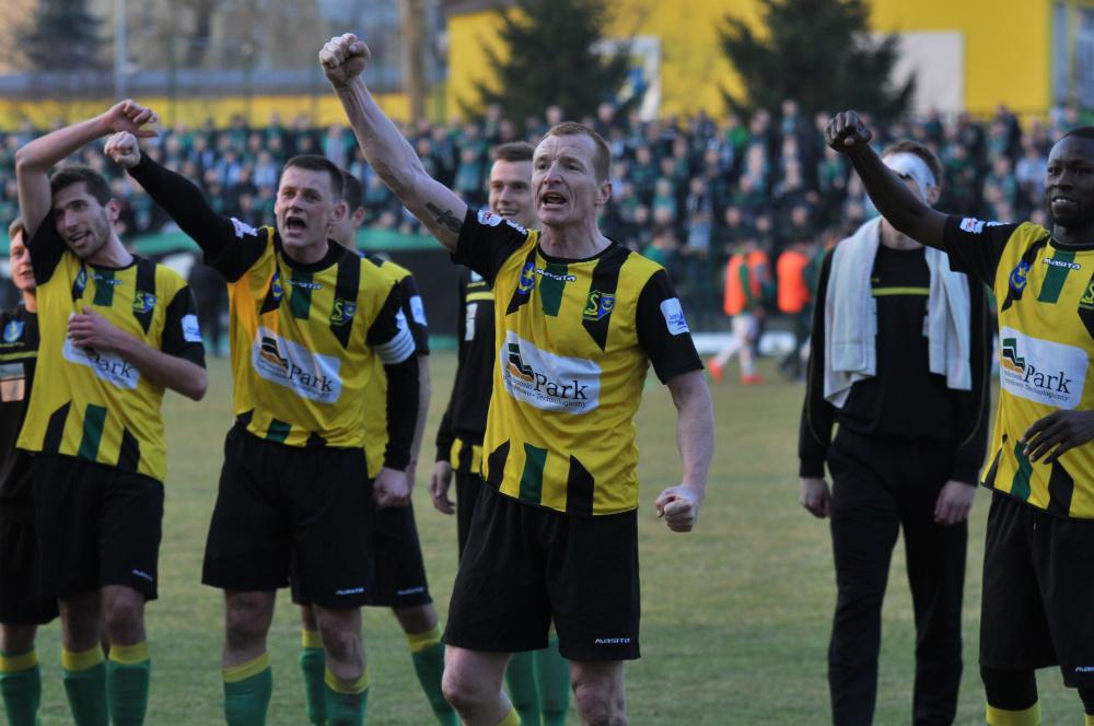 Mariusz Kukiełka (w środku) strzelił dla Siarki Tarnobrzeg jedną z bramek (fot. Grzegorz Lipiec)