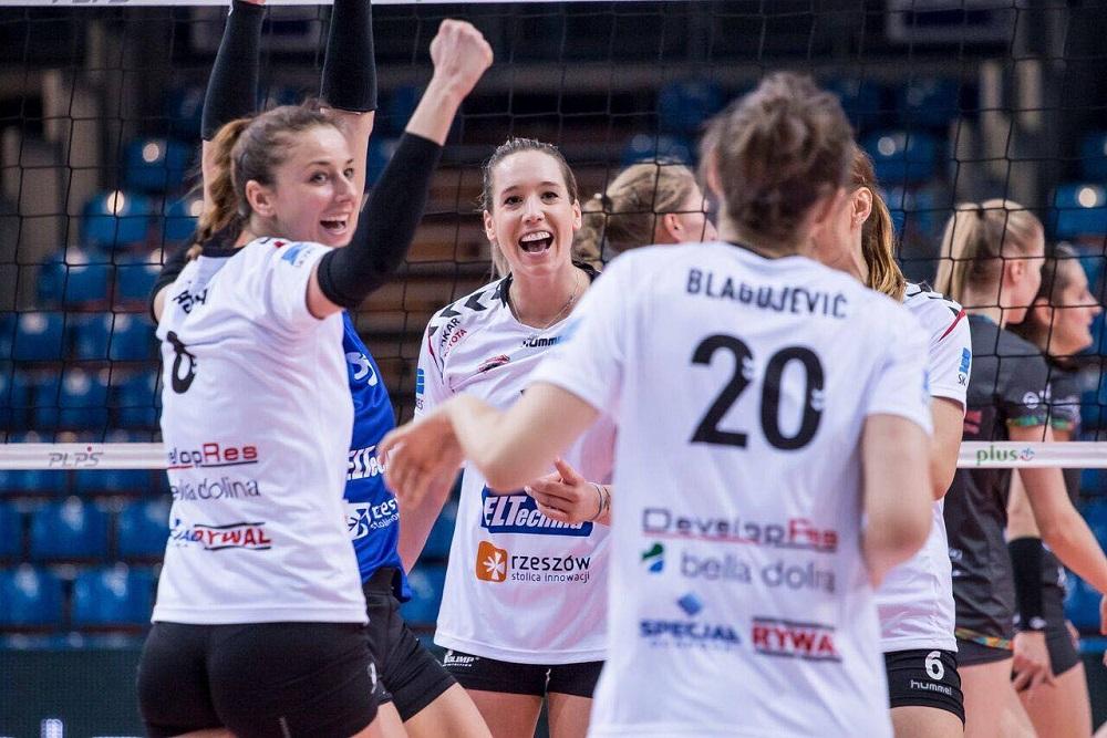 Developres SkyRes Rzeszów po pierwszym meczu jest bliżej brązowego medalu. Rzeszowianki pokonały na wyjeździe Chemik Police 3-0. (fot. Developres Rzeszów)