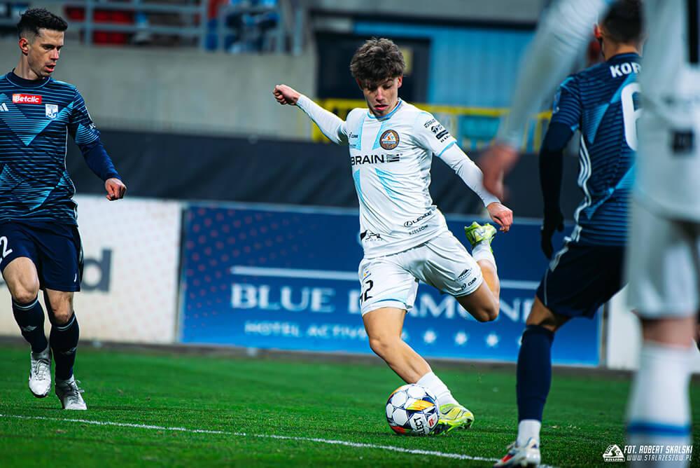Na zdjęciu z piłką Dominik Gujda, zawodnik Stali Rzeszów, który dostał powołanie do kadry U-18 (fot. Robert Skalski / stalrzeszow.pl)