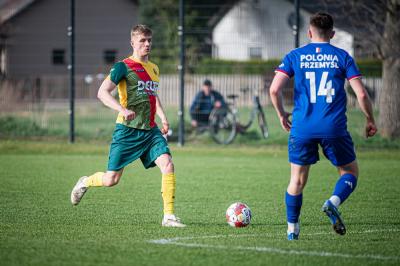 Kacper Drelich (na zdjęciu z lewej) w meczu z Wisłokiem Wiśniowa popisał się efektownym golem (fot. MUKS Sokół Kolbuszowa Dolna/facebook)