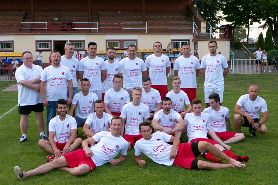 Drużyna Orła Przeworsk na trzy kolejki przed końcem rozgrywek wywalczyła awans do 4 ligi podkarpackiej (fot. orzelprzeworsk.com)