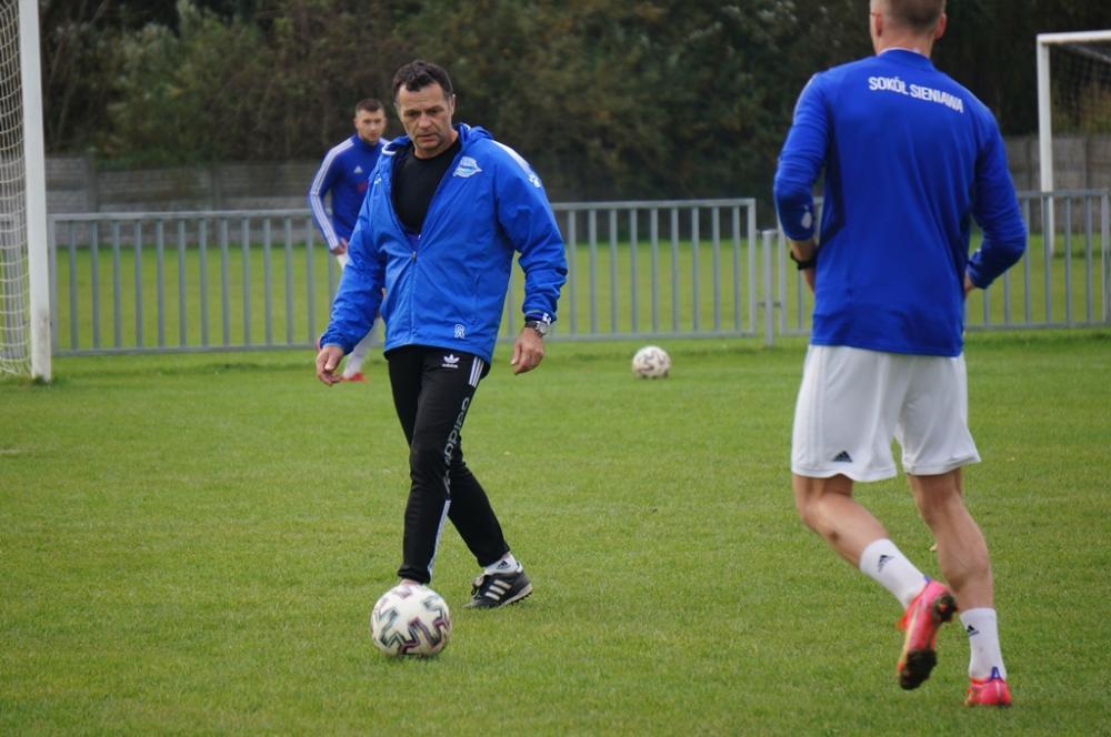 Na zdjęciu Dariusz Majcher, trener Sokoła Sieniawa (fot. Mirosław Dudek)