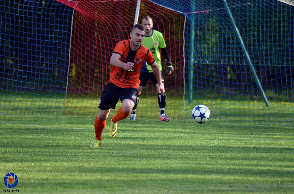 Konrad Maca znów zdobył zwycięskiego gola dla Kolbuszowianki, ale to nie wystarczyło do utrzymania w IV lidze (fot. Adrianna Popkiewicz / archiwum)