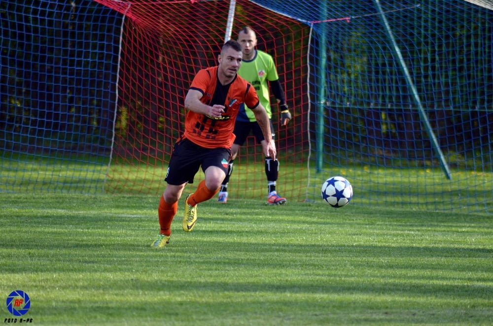 Konrad Maca znów zdobył zwycięskiego gola dla Kolbuszowianki, ale to nie wystarczyło do utrzymania w IV lidze (fot. Adrianna Popkiewicz / archiwum)