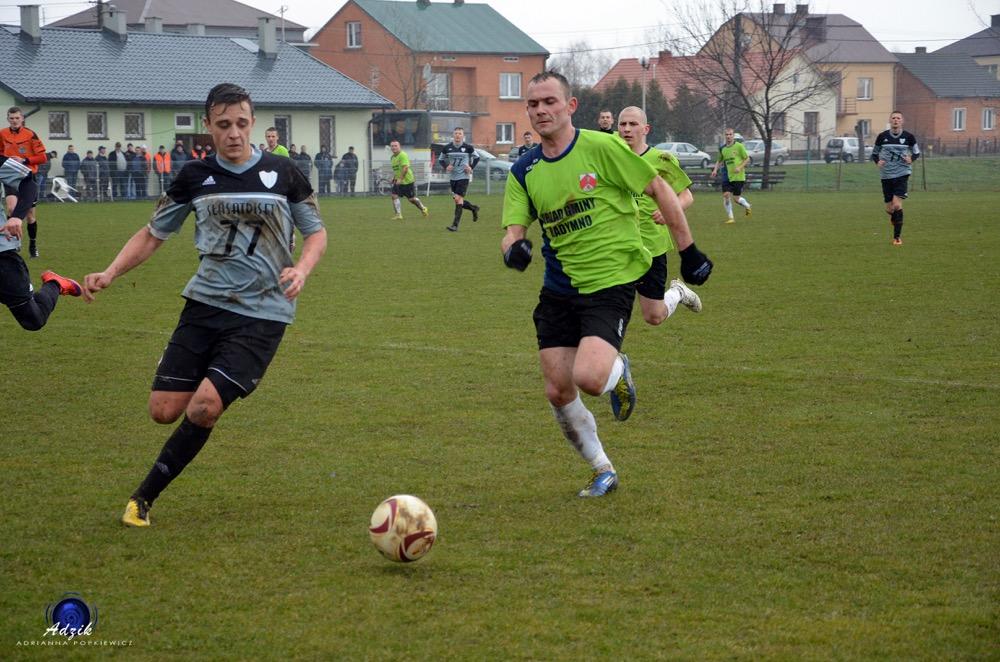Sokół Sokolniki (szaro-czarne stroje) pokonał Przełom Besko (fot. Adrianna Popkiewicz / archiwum)