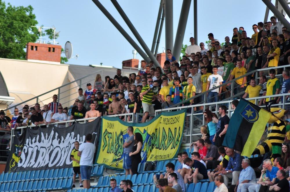 W meczu Siarka Tarnobrzeg - Sandecja Nowy Sącz gospodarze będą mogli liczyć na gorący doping kibiców. Relacja LIVE z tego spotkania na polskieligi.net