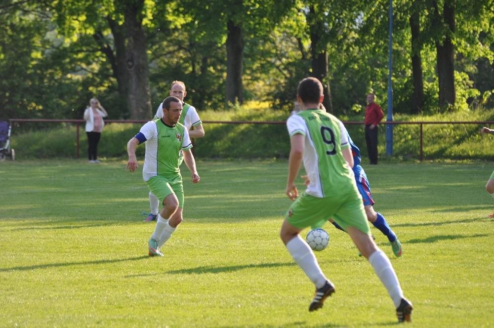 Bratek Bratkowice (zielono-białe stroje) zdobył kolejne ważne punkty (fot. Tomasz Ciombor / archiwum)