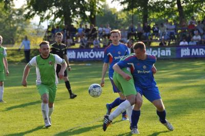 Wisłok Strzyżów (niebieskie stroje) spadł do A klasy (fot. Tomasz Ciombor)