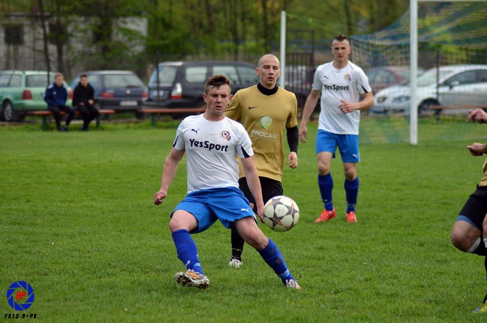 Wisłok Wiśniowa (biało-niebieskie stroje) zremisował u siebie ze Stalą Nowa Dęba (fot. Adrianna Popkiewicz / archiwum)
