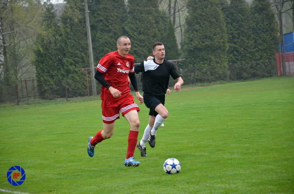Rzemieślnik Pilzno (czerwone stroje) wygrał w Niechobrzu 3-1 (fot. Adrianna Popkiewicz / archiwum)