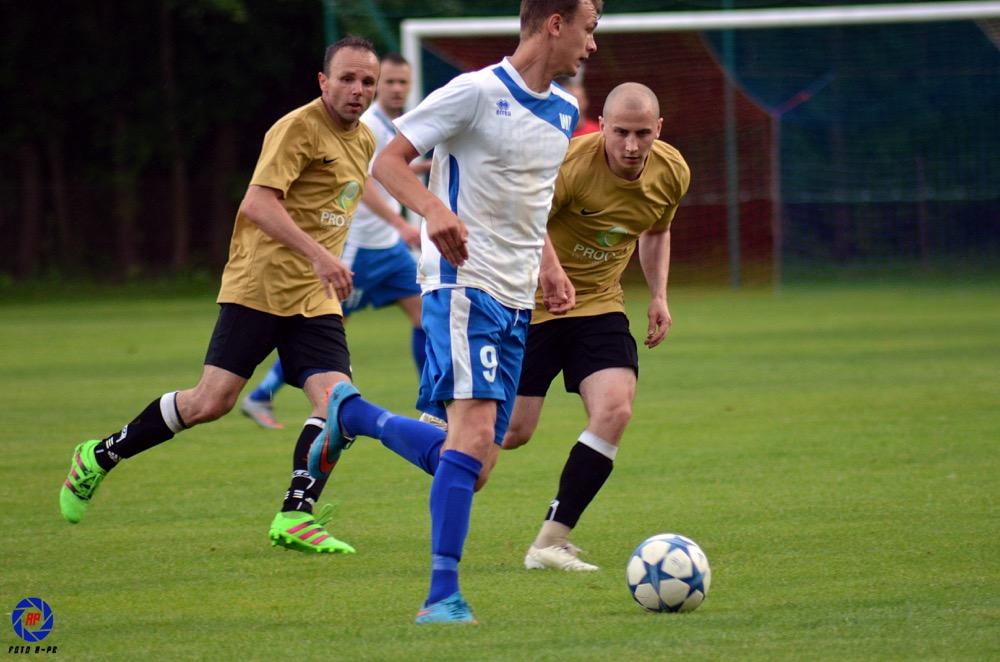 Błękitni Ropczyce w białlo-niebieskich strojach (fot. Adrianna Popkiewicz)