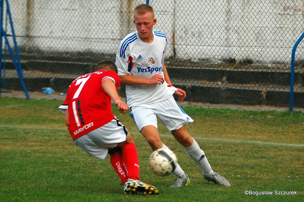 Przełęcz Dukla (białe stroje) wykorzystała potknięcie Czarnych Jasło i awansowała na pozycję lidera klasy O Krosno (fot. Bogusław Szczurek)
