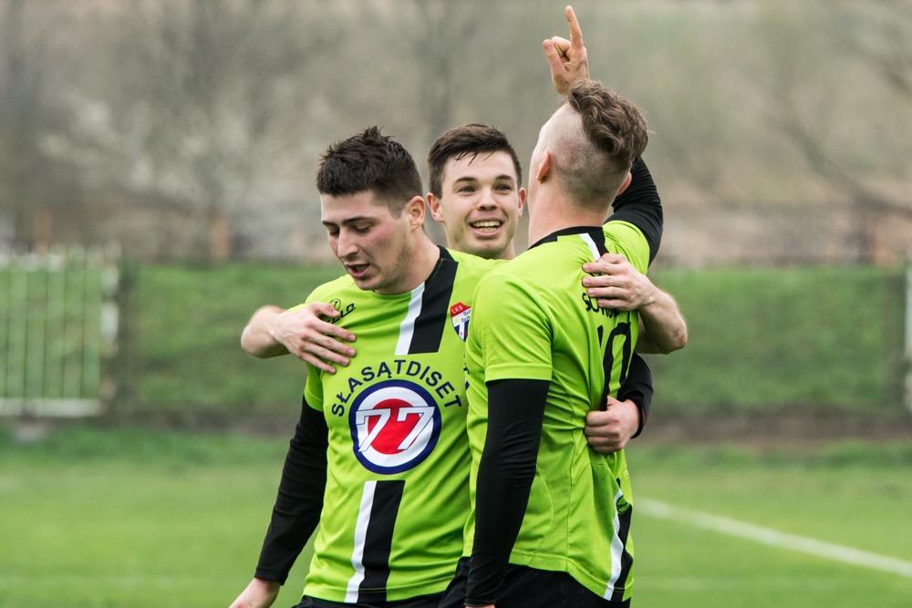 Sokół Sokolniki nie zwalnia tempa. W starciu z drugim w tabeli Sokołem Nisko także cieszył się ze zwycięstwa (fot. Krzysztof Lubomski / archiwium)