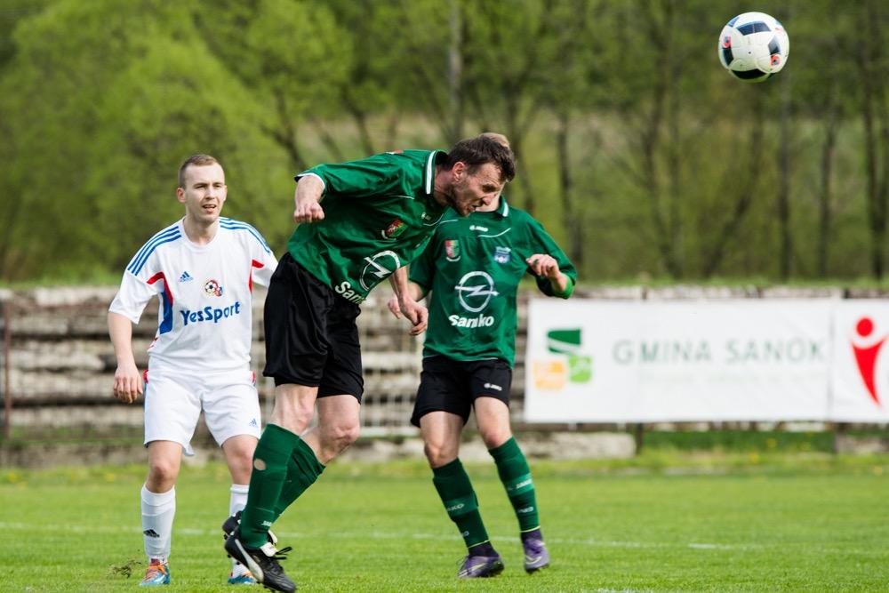 Bukowa Jastkowice (zielono-czarne stroje) pokonała u siebie graczy Rzemieślnika Pilzno 2-1 (fot. Krzysztof Lubomski / archiwum)