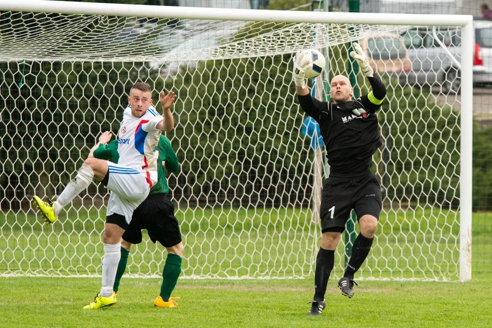 Bramkę dla LKS-u Pisarowce zdobył Sylwester Sikorski. Na zdjęciu pierwszy z lewej (fot. Krzysztof Lubomski / archiwum)