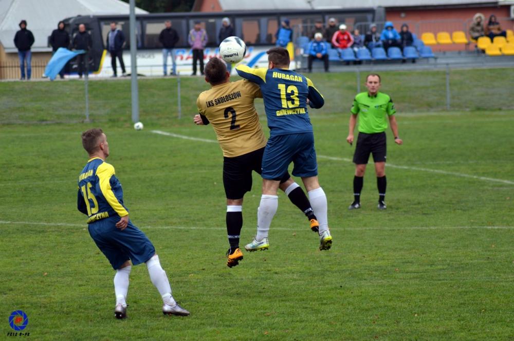 Huragan Gniewczyna (granatowe stroje) nadspodziewanie łatwo ograł LKS Skołoszów (fot. Adrianna Popkiewicz)