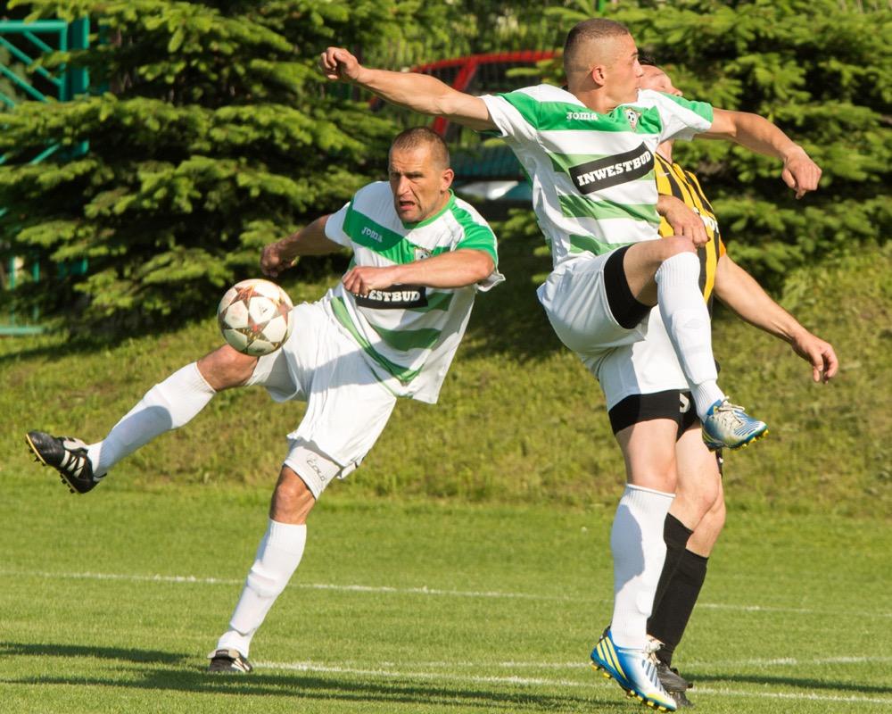 Podopieczni Ireneusza Zarzyki (z lewej) przegrali u siebie Podlasiu Biała Podlaska (fot. Krzysztof Lubomski / archiwum)