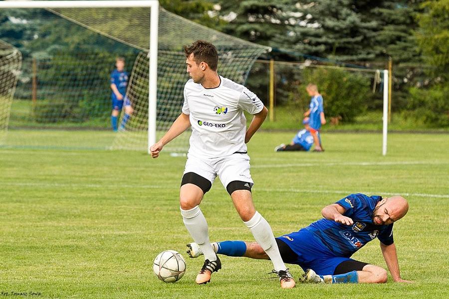 Drużyna Ekoball Stal Sanok (w białych strojach) pokonała Grabowiankę Grabówka w meczu 1. kolejki (fot. Tomasz Sowa)