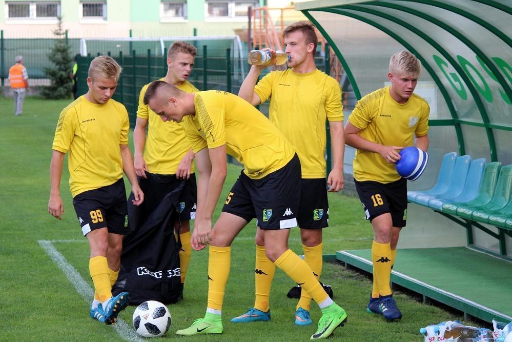 Eryk Galara (z numerem 16 na spodenkach) będzie testowany przez Górnik Zabrze. (fot. Radosław Kuśmierz)