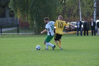 Drużyna LZS-u Ździary (żółto-czarne stroje) postraszyła lidera (fot. LZS Ździary)