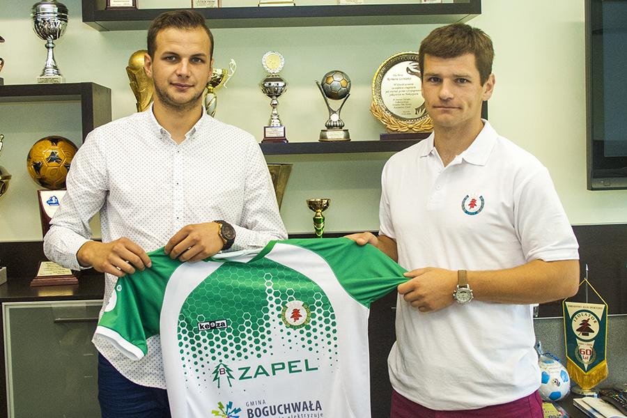 Marek Fundakowski (z prawej) oraz dyrektor sportowy Izolatora Boguchwała Paweł Kulik (fot. zksizolator.eu)
