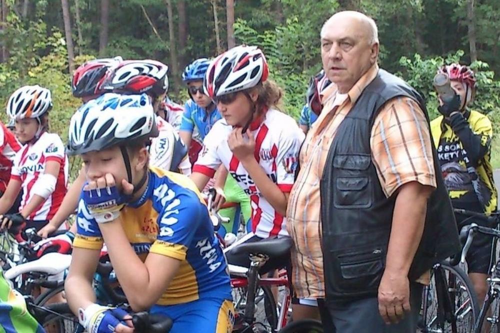 Eugeniusz Korbecki kochał ściganie na dwóch kółkach i miał zawsze czas dla młodych kolarzy (fot. archiwum)