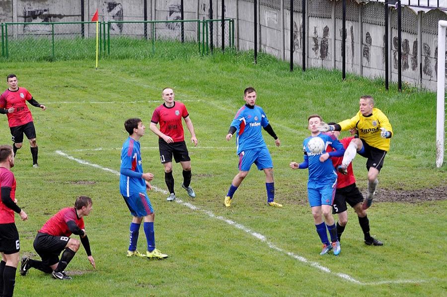Głogovia Głogów Małopolski (czerwono-czarne stroje) pokonała graczy Wisłoka Strzyżów (fot. Tomasz Ciombor)