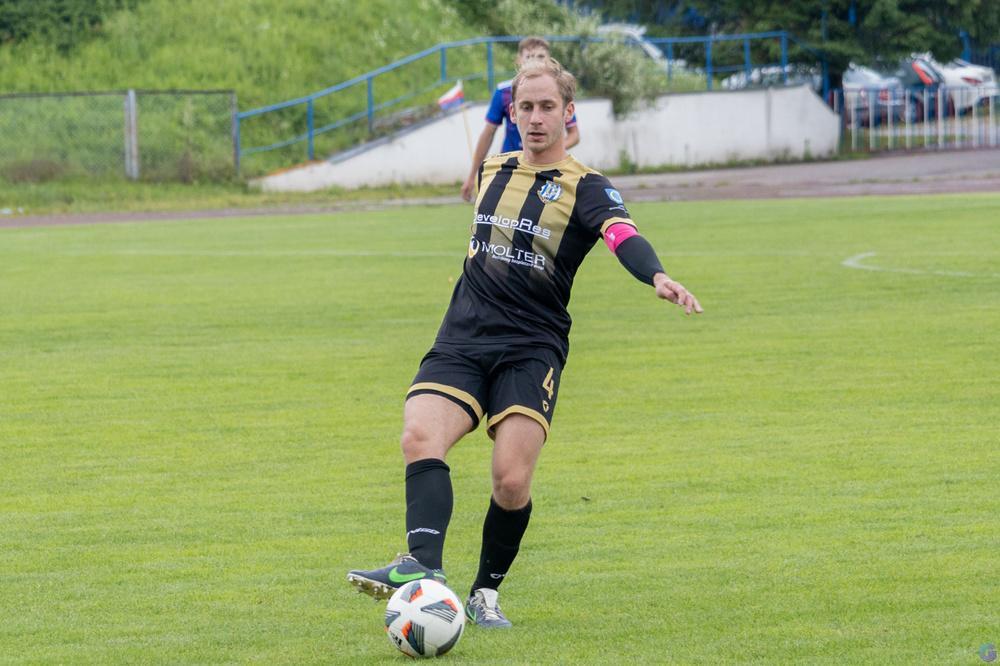 Głogovia Głogów Małopolski (czarno-złote stroje) pokonali młodą drużynę Stali Rzeszów w sparingu (fot. Grzegorz Gajdzik / archiwum)