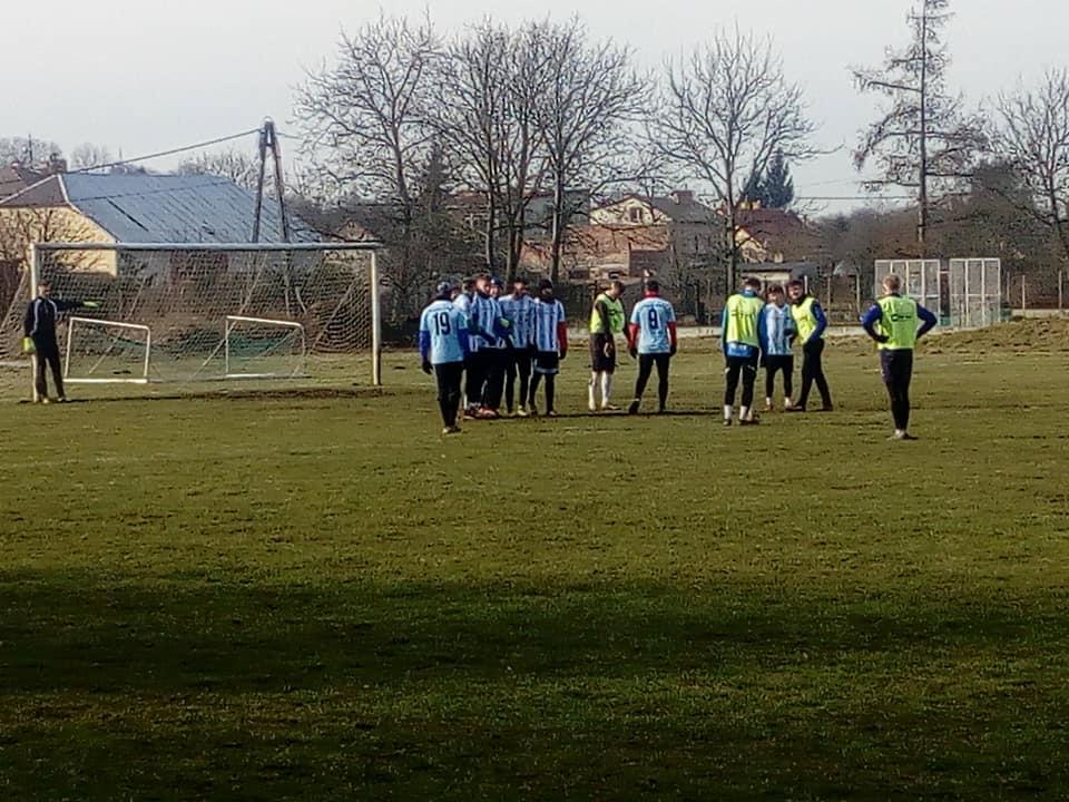 W Jarosławiu odbył się jeden z niewielu na Podkarpaciu o tej porze roku sparing na boisku trawiastym. Fot. Głogovia Głogów Młp.