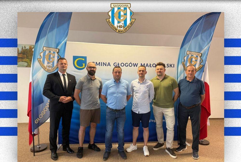 Mirosław Grabka (w niebieskiej koszuli w środku) wierzy, że nad Głogovią jeszcze zaświeci słońce. Głogovia Głogów Małopolski/Facebook.