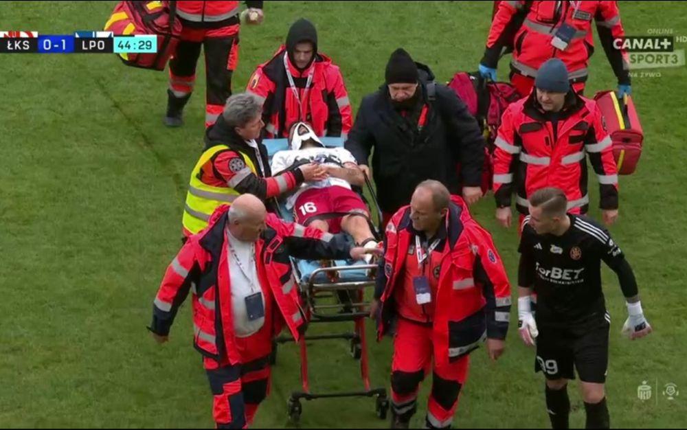 Stadion zamarł! Piłkarz upadł na ziemię i służby medyczne wbiegły na pomoc (fot: Canal Plus)