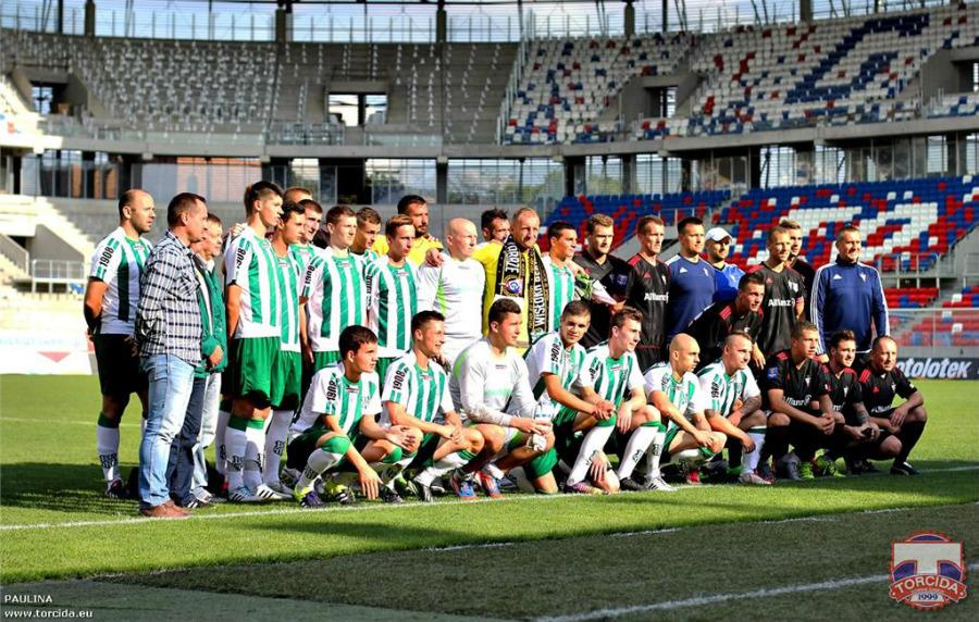 Pamiątkowe zdjęcie piłkarzy Wisłoki Dębica i Górnika Zabrze (fot. torcida.eu)