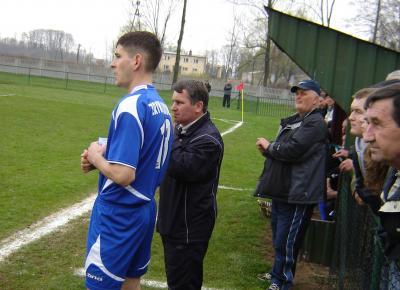 Tomasz Grądzki (z lewej) obok trenera Andrzeja Szczęcha, któy prowadził Dzikowiec w 4 lidze.
