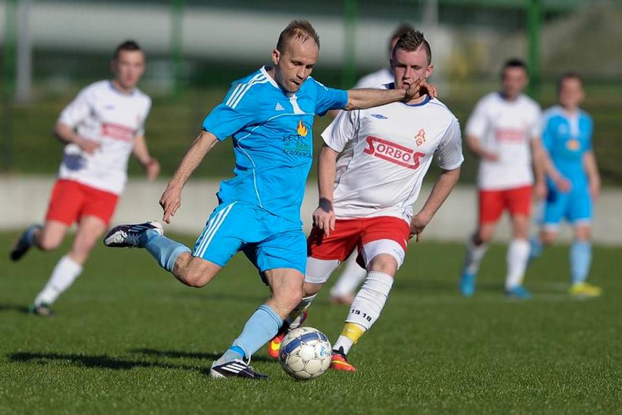 Piłkarze Granicy Stubno (niebieskie stroje) pokonali lidera, Huragan Gniewczyna.