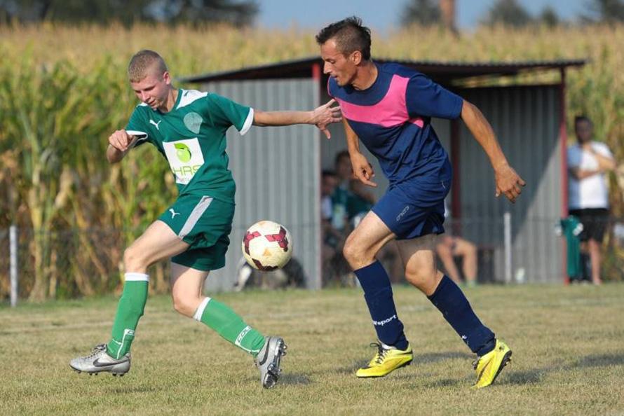 Granica Stubno (zleono-białe stroje) przegrała w Pruchniku 0-1... (fot. archiwum)