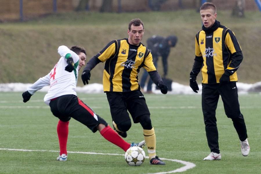 Grzegorz Fonfara na zdjęciu w środku (fot. lovefootball.pl)