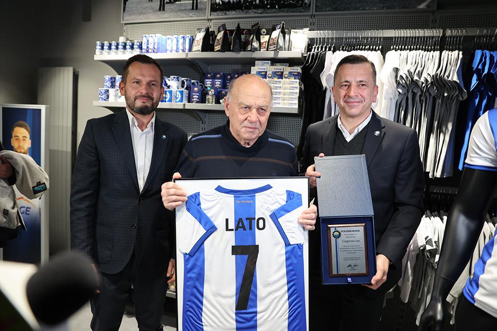 Grzegorz Lato zaprezentował repliki koszulek Stali Mielec (fot. stalmielec.com)